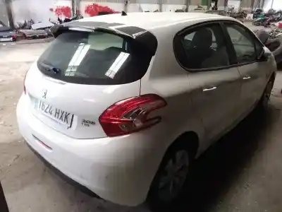 Véhicule à la ferraille peugeot 208 style de l'année 2014 alimenté hmz