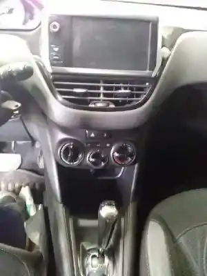 Véhicule à la ferraille peugeot 208 style de l'année 2014 alimenté hmz