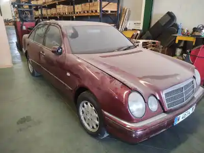 Verschrottungsfahrzeug MERCEDES-BENZ CLASE E (BM 210) BERLINA G112.911 des Jahres 1998 angetrieben G112