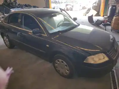 Vehículo de desguace VOLKSWAGEN PASSAT VARIANT (3B6) 1.9 TDI del año 2004 con motor AVF