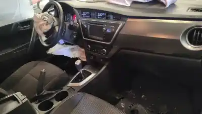 Здавання транспортного засобу toyota auris (e18) 1nd року 2014 потужний 1nd