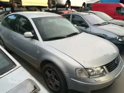 Sloopvoertuig VOLKSWAGEN PASSAT BERLINA (3B3) 2.5 V6 TDI van het jaar 2000 aangedreven AFB