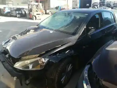 Véhicule à la ferraille VOLKSWAGEN GOLF VII LIM. Advance BlueMotion de l'année 2013 alimenté CLH