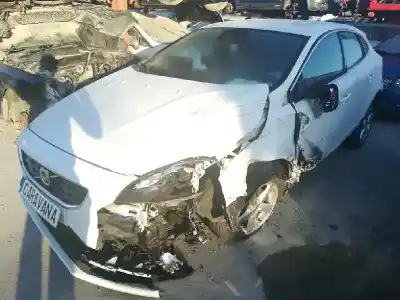 Véhicule à la ferraille volvo v40 básico de l'année 2016 alimenté d4204t8