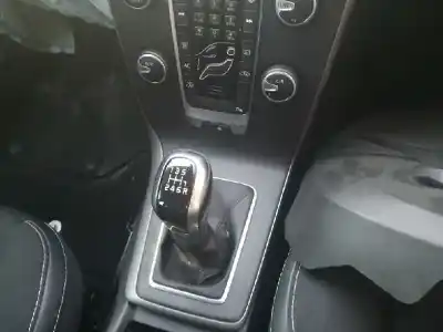 Véhicule à la ferraille volvo v40 básico de l'année 2016 alimenté d4204t8