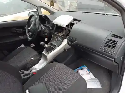 Vehicul casat toyota auris luna+ al anului 2011 alimentat 1ndtv