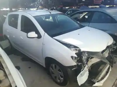 Véhicule à la ferraille dacia sandero ambiance de l'année 2013 alimenté d4ff7