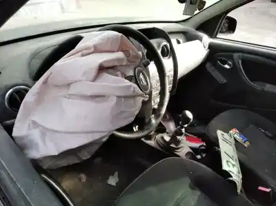 Véhicule à la ferraille dacia duster ambiance 4x2 de l'année 2015 alimenté k9kr8