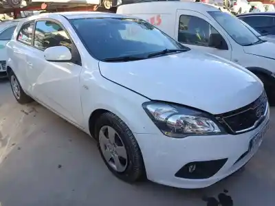 Veicolo di demolizione kia cee'd fastback (ed) 1.6 crdi 90 dell'anno 2011 alimentato d4fb