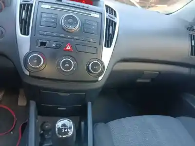 Veicolo di demolizione kia cee'd fastback (ed) 1.6 crdi 90 dell'anno 2011 alimentato d4fb