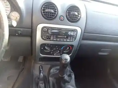 Véhicule à la ferraille jeep cherokee (kj) 2.5 crd 4x4 de l'année 2003 alimenté 09c