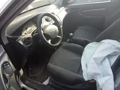 Véhicule à la ferraille ford focus turnier (cak) ghia de l'année 2001 alimenté c9db
