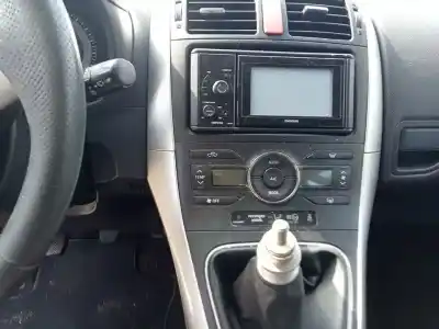 Vehicul casat toyota auris luna+ al anului 2011 alimentat 1nd