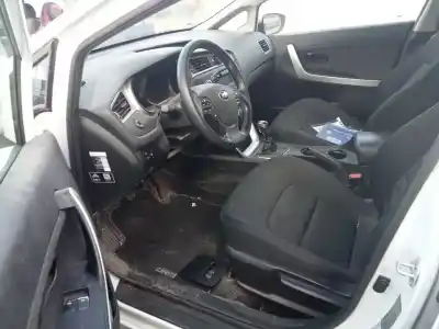 Veículo de Sucata kia cee´d business do ano 2016 alimentado d4fc