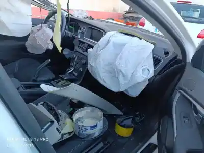 Véhicule à la ferraille volvo v40 inscription de l'année 2017 alimenté d4204t9