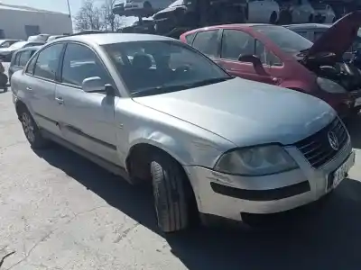 Sloopvoertuig VOLKSWAGEN PASSAT BERLINA (3B3)  van het jaar 2002 aangedreven AVB