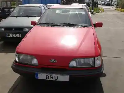 Véhicule à la ferraille ford sierra berlina n8 de l'année 1990 alimenté n8