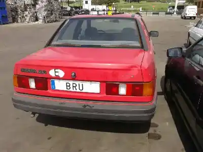 Véhicule à la ferraille ford sierra berlina n8 de l'année 1990 alimenté n8
