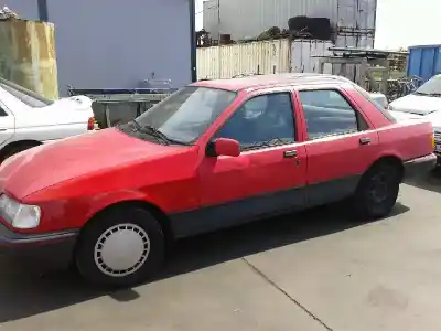 Véhicule à la ferraille ford sierra berlina n8 de l'année 1990 alimenté n8