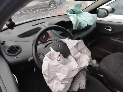 Veículo de Sucata renault twingo authentique do ano 2009 alimentado 