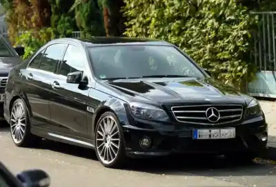 Veicolo di demolizione MERCEDES-BENZ CLASE C (W204)  dell'anno 2008 alimentato M 156.985
