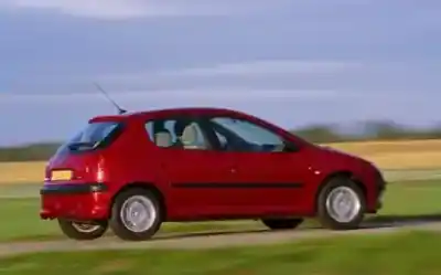 Véhicule à la ferraille PEUGEOT 206 BERLINA  de l'année 2000 alimenté RHY