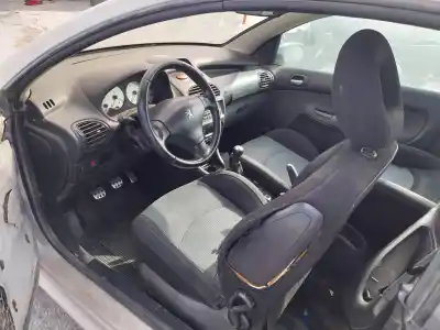 Véhicule à la ferraille peugeot 206 cc rfn de l'année 2004 alimenté rfn