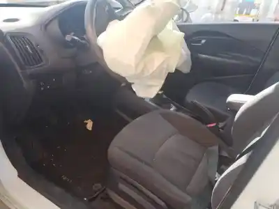 Veículo de Sucata kia rio emotion do ano 2014 alimentado 