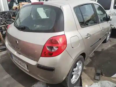 Véhicule à la ferraille renault clio iii business de l'année 2001 alimenté 