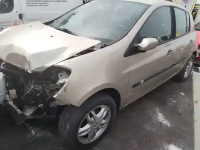 Véhicule à la ferraille renault clio iii business de l'année 2001 alimenté 