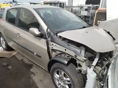 Véhicule à la ferraille renault clio iii business de l'année 2001 alimenté 