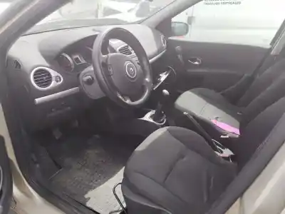 Véhicule à la ferraille renault clio iii business de l'année 2001 alimenté 