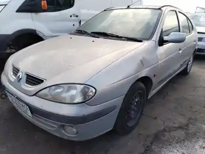 Vehicul casat renault megane i berlina hatchback (ba0) 1.6e europa al anului 2001 alimentat 