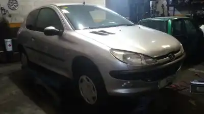 Sloopvoertuig peugeot                                            206 berlina                                                                                                                                                                                                                                                xt                                                                                                                                                                                                                                                         van het jaar 2000 aangedreven wjy