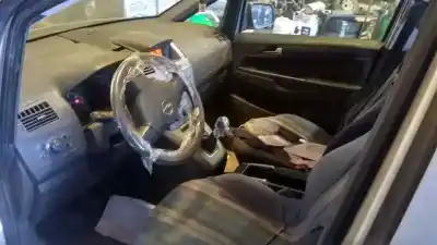 Veículo de Sucata opel zafira b enjoy plus do ano 2011 alimentado a17dtj