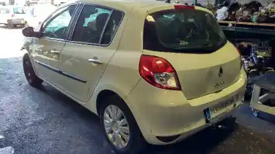 Vehículo de desguace RENAULT CLIO III Authentique del año 2010 con motor K9K