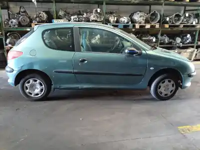 Véhicule à la ferraille peugeot                                            206 berlina                                                                                                                                                                                                                                                e-music                                                                                                                                                                                                                                                    de l'année 2000 alimenté kfx