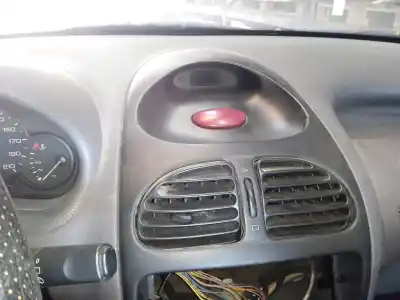 Véhicule à la ferraille peugeot                                            206 berlina                                                                                                                                                                                                                                                e-music                                                                                                                                                                                                                                                    de l'année 2000 alimenté kfx