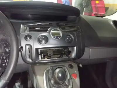 Veicolo di demolizione renault                                            scenic ii                                                                                                                                                                                                                                                  confort authentique                                                                                                                                                                                                                                        dell'anno 2005 alimentato k9k