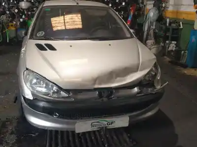 Veículo de Sucata peugeot 206 fastback (2a/c) 1.4 i do ano 2004 alimentado kfw