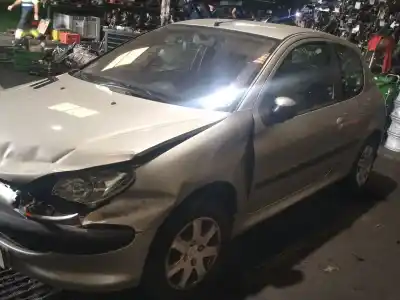 Veículo de Sucata peugeot 206 fastback (2a/c) 1.4 i do ano 2004 alimentado kfw