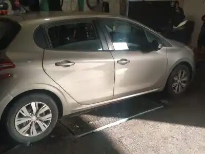 Veicolo di demolizione PEUGEOT 208 I (CA_, CC_)  dell'anno 2014 alimentato HM01