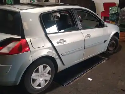 Véhicule à la ferraille RENAULT MEGANE II (BM0/1_, CM0/1_)  de l'année 2002 alimenté F9Q