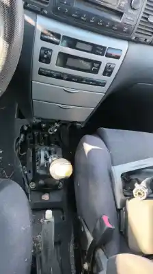 Véhicule à la ferraille toyota corolla (e12) 2.0 d-4d linea luna berlina de l'année 2002 alimenté 1cdftv