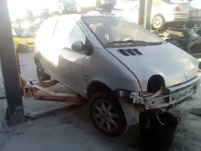 Veicolo di demolizione renault   dell'anno 2002 alimentato 