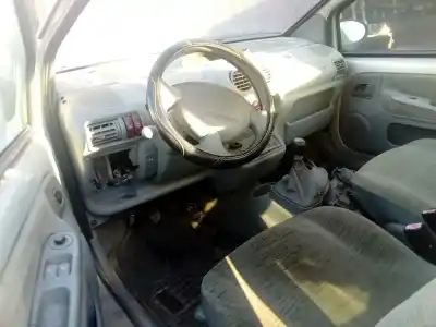 Veicolo di demolizione renault   dell'anno 2002 alimentato 