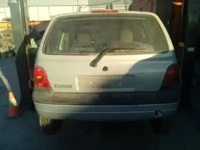 Veicolo di demolizione renault   dell'anno 2002 alimentato 