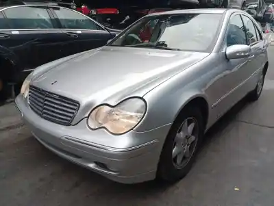 Veicolo di demolizione mercedes-benz clase c (w203) c 220 cdi (203.006) dell'anno 2002 alimentato om611962