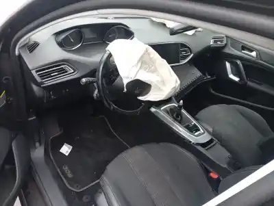 Véhicule à la ferraille PEUGEOT 308 (P5)  de l'année 2018 alimenté HN05