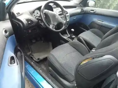 Veicolo di demolizione peugeot 206 cc cc dell'anno 2004 alimentato nfu
